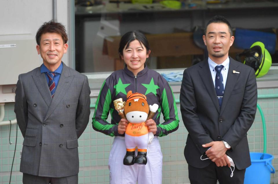 　初勝利を挙げ、師匠の寺島師（右）と父の今村康成助手（左）と記念写真に収まる
