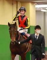 　ヴェルトライゼンデで日経新春杯を制し笑顔を見せるイーガン