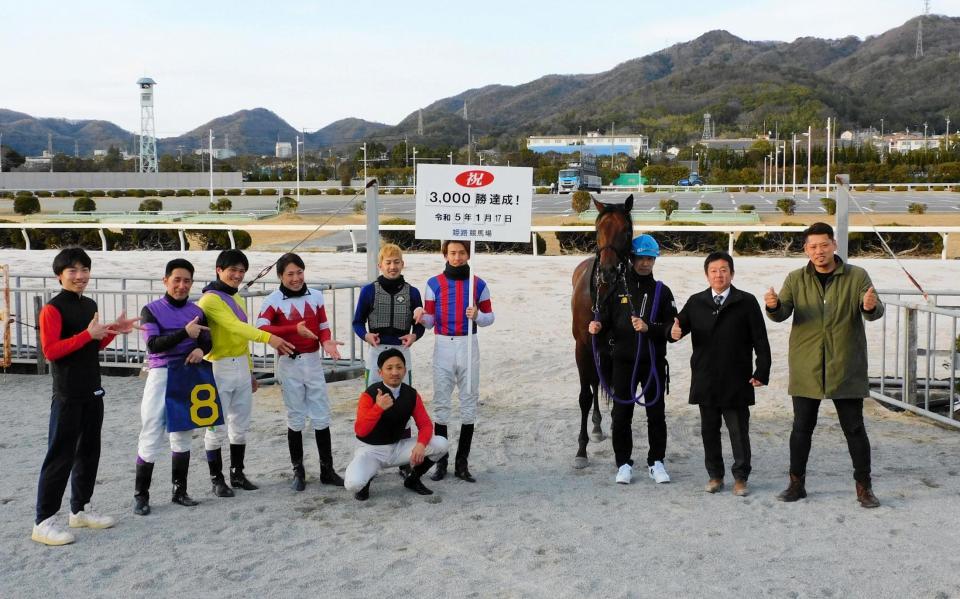 通算３０００勝を達成した吉村智洋騎手（左から５人目）＝撮影・中山伸治