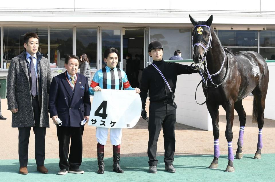 　小倉６Ｒを制したサスケと福永祐一（左から３人目）