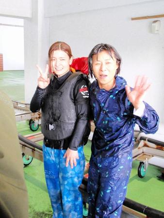 　水神祭を終えびしょ濡れの森岡まき（右）と若狭奈美子