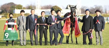 　デイリー杯クイーンＣを制したハーパーと川田将雅騎手（左、右は友道康夫調教師）＝撮影・三好信也