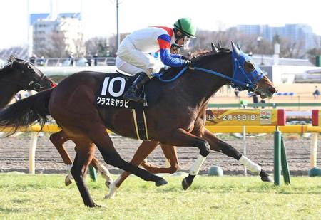 　東京１０Ｒ、雲雀Ｓを制したグラスミヤラビと最年長勝利記録を更新した柴田善臣騎手（撮影・三好信也）