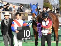 　東京１０Ｒ、グラスミヤラビで雲雀Ｓを制し最年長勝利記録を更新した柴田善臣騎手（中）＝撮影・三好信也