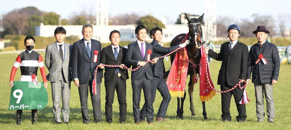 　デイリー杯クイーンＣを制したハーパーと川田将雅騎手（左、右は友道康夫調教師）＝撮影・三好信也