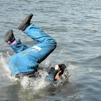 　Ｇ１初勝利を挙げ、水神祭で投げ込まれる沢崎雄哉