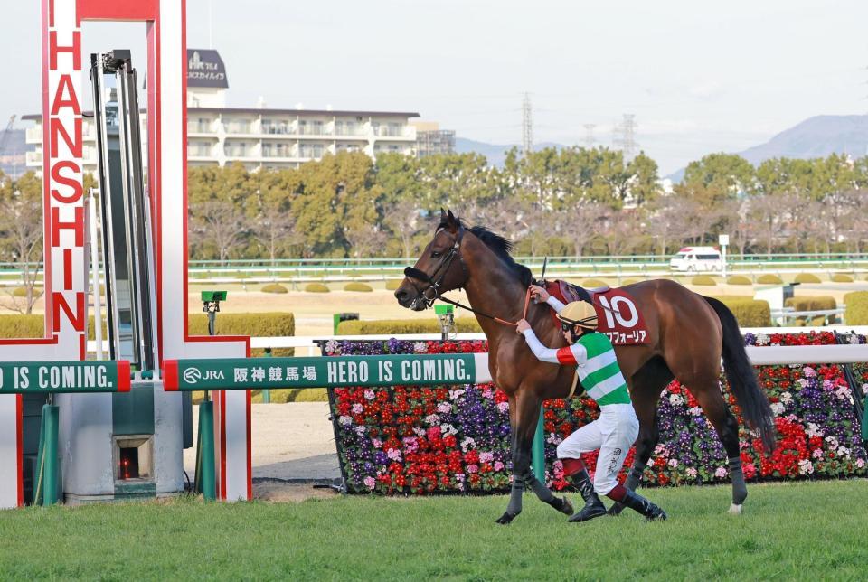 エフフォーリアは競走中止、ゴール寸前で下馬する横山武（撮影・石湯恒介）