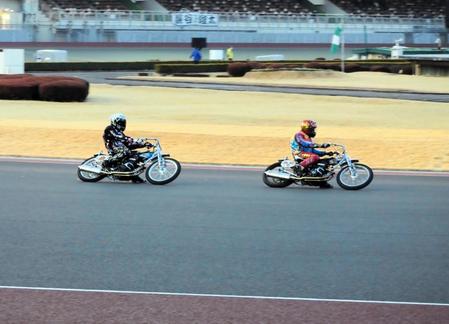 　６周目から徐々に遅れ始めた森且行（左）