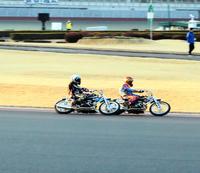 　西村龍太郎の外から必死に追いかける森且行（左）