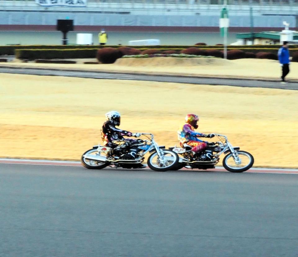 　西村龍太郎の外から必死に追いかける森且行（左）
