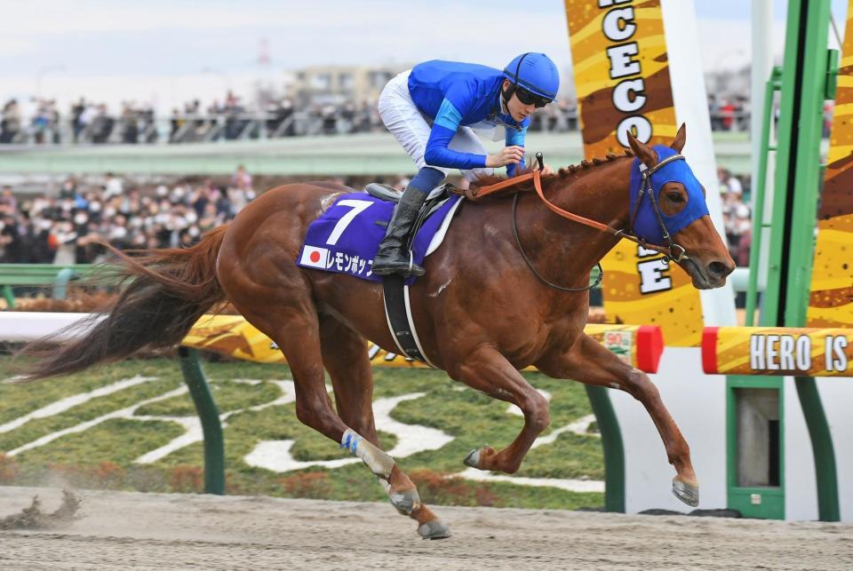 　フェブラリーＳを制したレモンポップと坂井（撮影・三好信也）