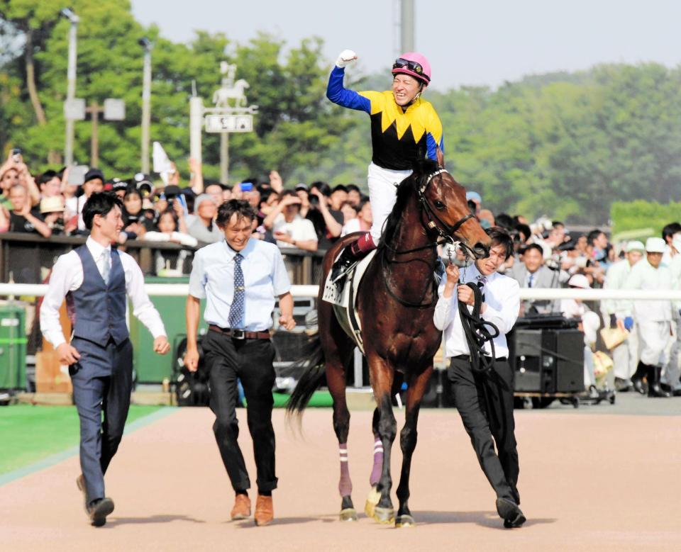 　ワグネリアンでダービーを制し、声援にガッツポーズで応える福永＝１８年５月２７日・東京競馬場