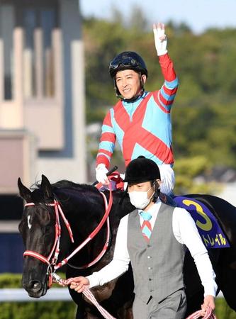 史上３頭目の無敗３冠馬となったコントレイルの馬上で３本指を突き上げる福永＝２０年１０月２５日・京都競馬場