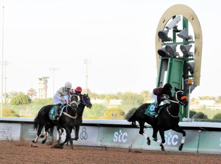 　２戦目で３着に入ったアボジャナと川田（左）