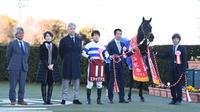 　ヒシイグアスと松山弘平騎手（左から４人目）