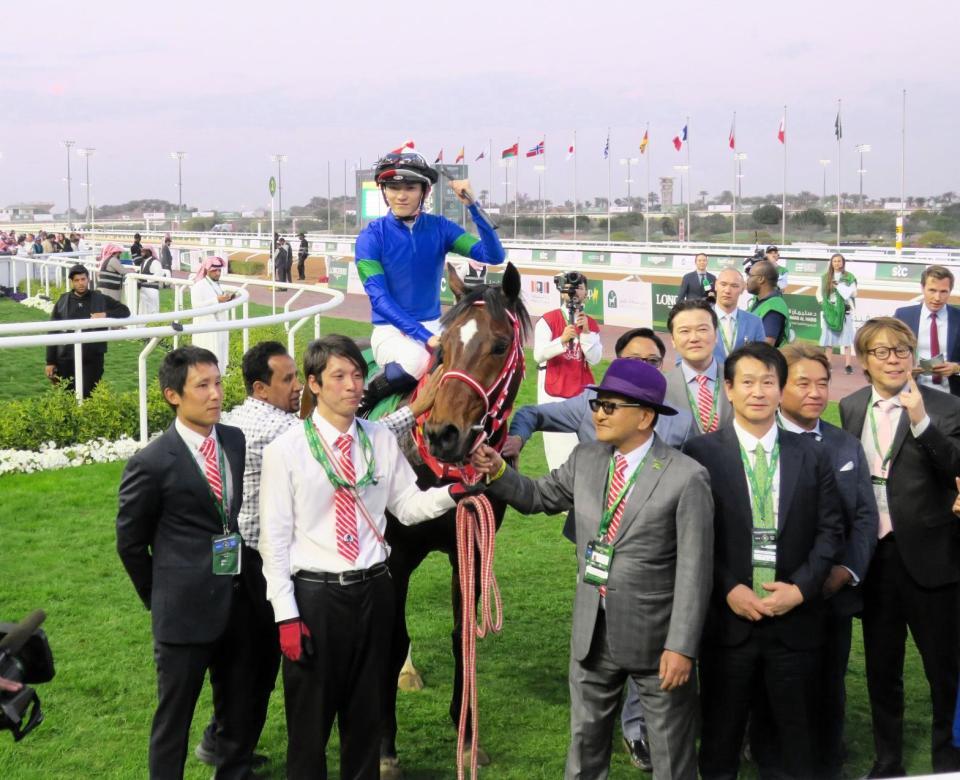 サウジ初勝利を挙げてガッツポーズの坂井