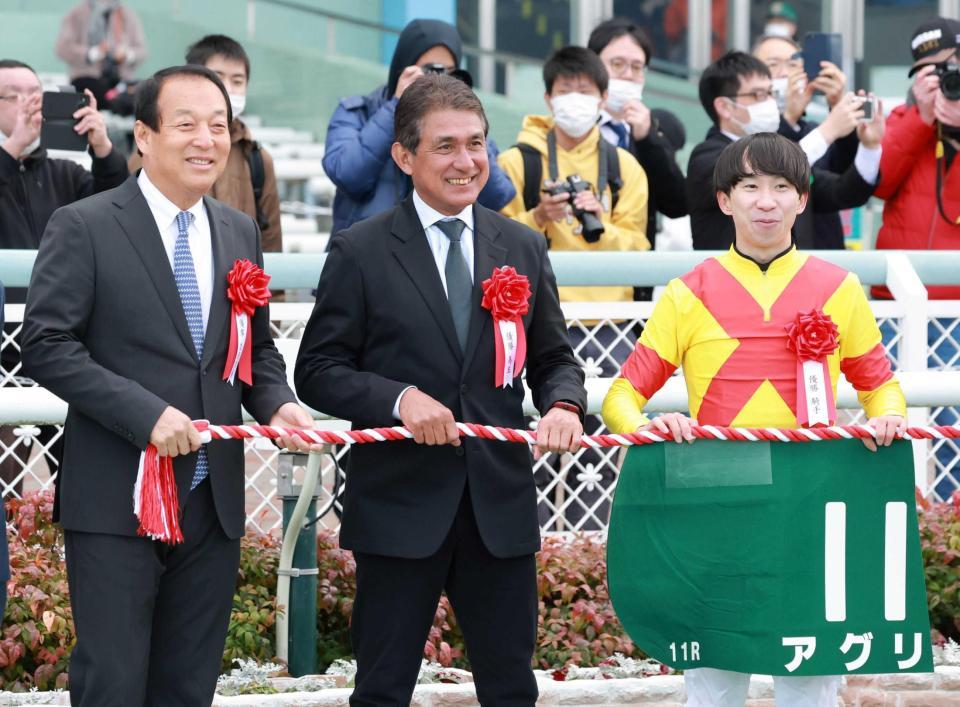 　口取りに参加する元Ｆ１ドライバーの鈴木“亜久里”氏（中央）＝撮影・石湯恒介