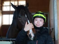 　デビュー日に騎乗予定のファイブレイナと河原田菜々騎手（撮影・石湯恒介）