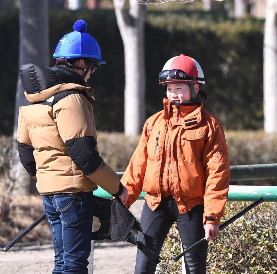 　兄弟子の横山武史騎手（左）のアドバイスを受ける小林美駒騎手（撮影・園田高夫）