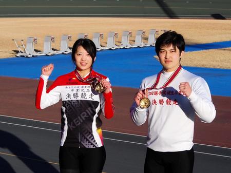 卒業記念レースを優勝した１２３期・荒川達郎（右）と１２４期・松井優佳（左）