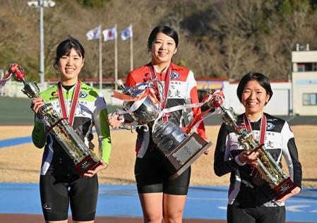 　女子決勝で優勝した松井優佳。左は２着の谷元音羽、右は３着の五味田奈穂