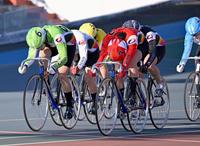 　女子決勝でゴールに向かう１着の松井優佳（３）、２着の谷元音羽（６）、３着の五味田奈穂（２）