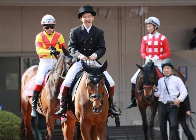福永元騎手がシルクハット姿でチューリップ賞の誘導馬に騎乗