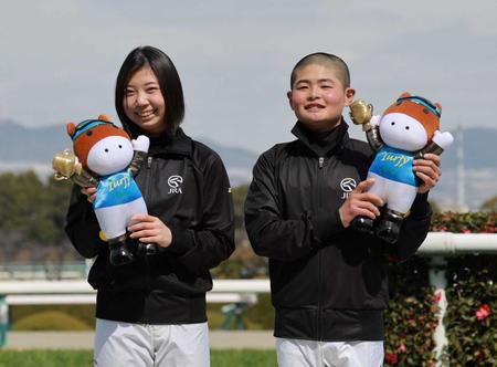 　阪神でデビューした河原田菜々（左）と田口（撮影・石湯恒介）