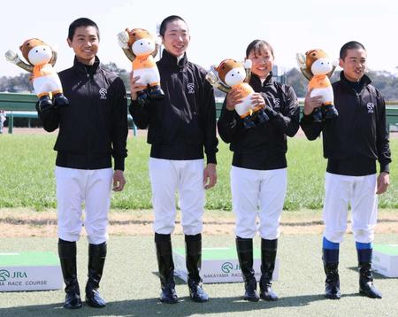 　中山でデビューした（左から）石田、小林勝、小林美駒、佐藤