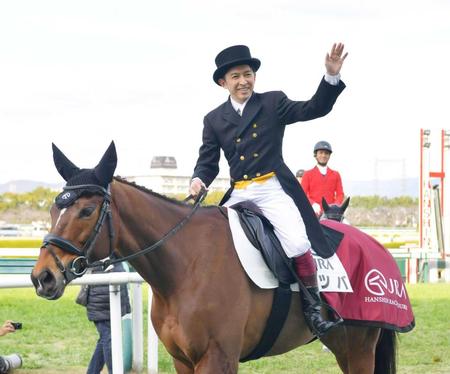 　ミツバにまたがり誘導の大役を果たした福永祐一＝阪神競馬場