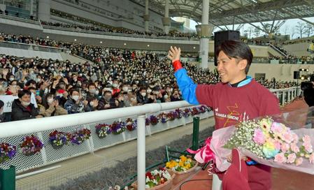 　集まった多くのファンに別れを告げる福永祐一