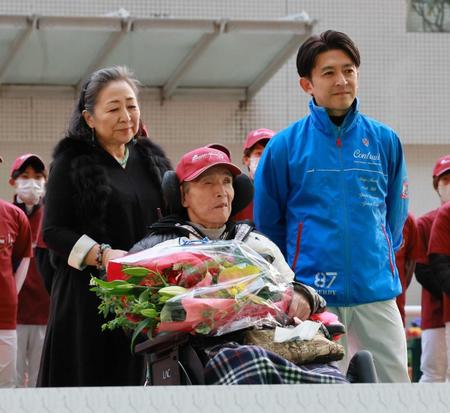 　父・洋一さん（中央）に花束を手渡す福永祐一、左は母の裕美子さん