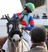 　中山１２Ｒで３着に敗れ、首をかしげる小林美駒