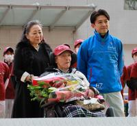 　父・洋一さん（中央）に花束を手渡す福永祐一、左は母の裕美子さん