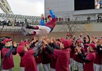 　騎手仲間から胴上げされる福永祐一