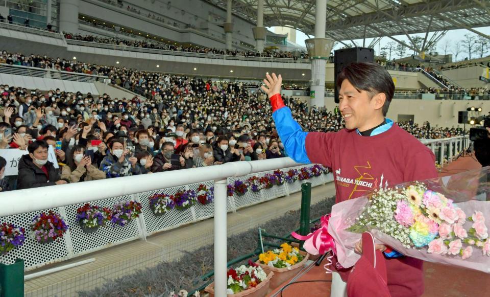 　集まった多くのファンに別れを告げる福永祐一