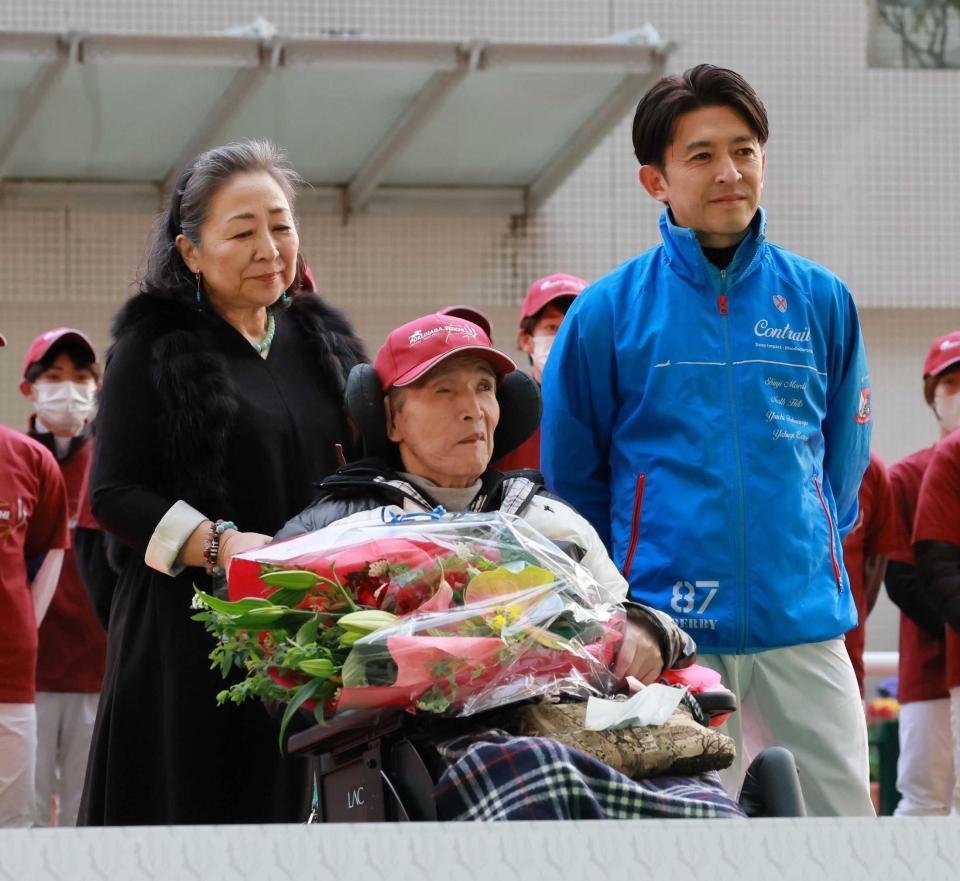 　父・洋一さん（中央）に花束を手渡す福永祐一、左は母の裕美子さん