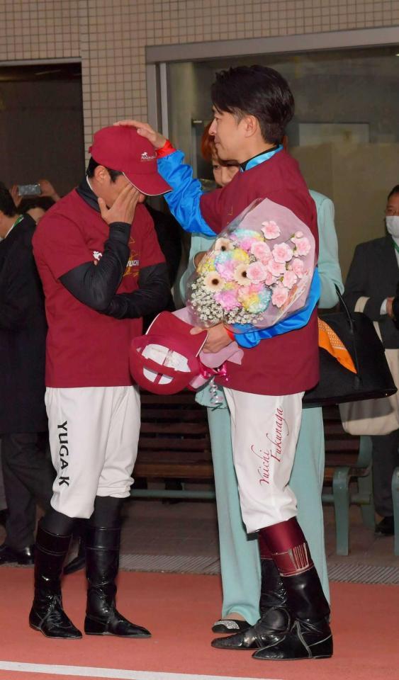 　川田（左）の頭をなでる福永祐一