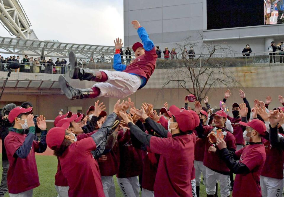 　騎手仲間から胴上げされる福永祐一