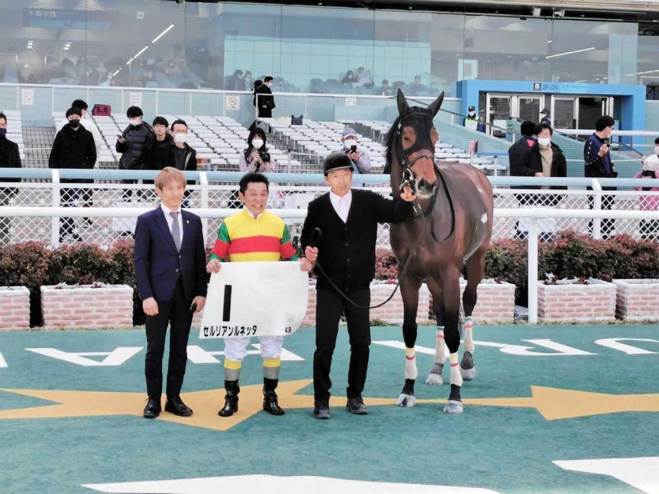 　日曜阪神４Ｒで落馬負傷から復帰後初勝利を挙げた熊沢（中央）