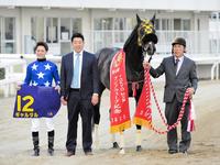 　フジノウェーブ記念を制したギャルダルと沢田龍哉（左）＝撮影・持木克友