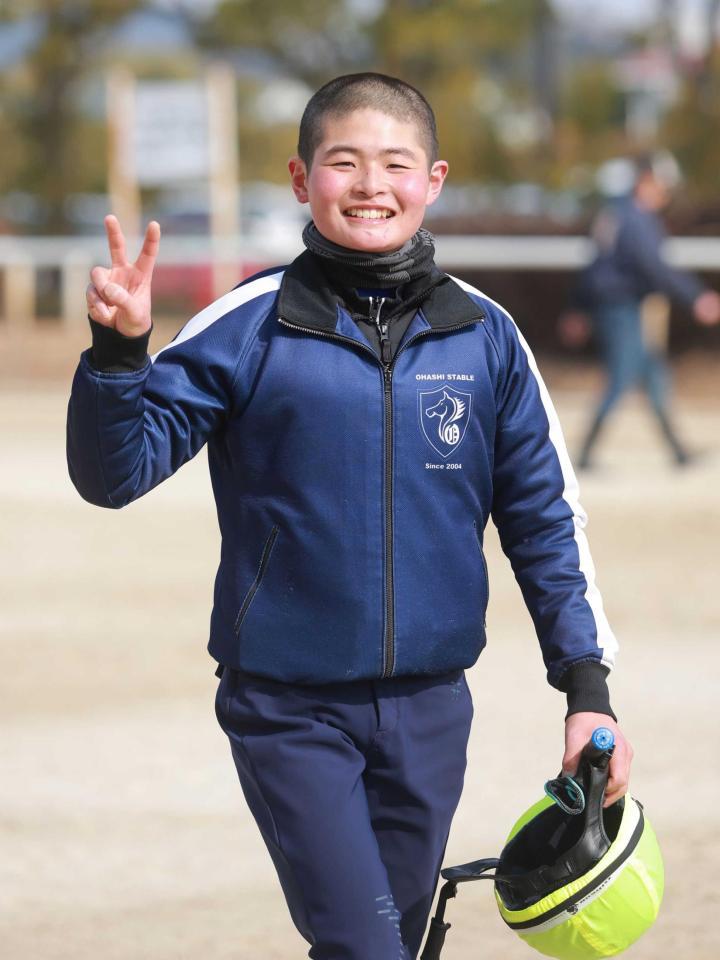 　交流競走で初勝利を挙げ、Ｖサインの田口