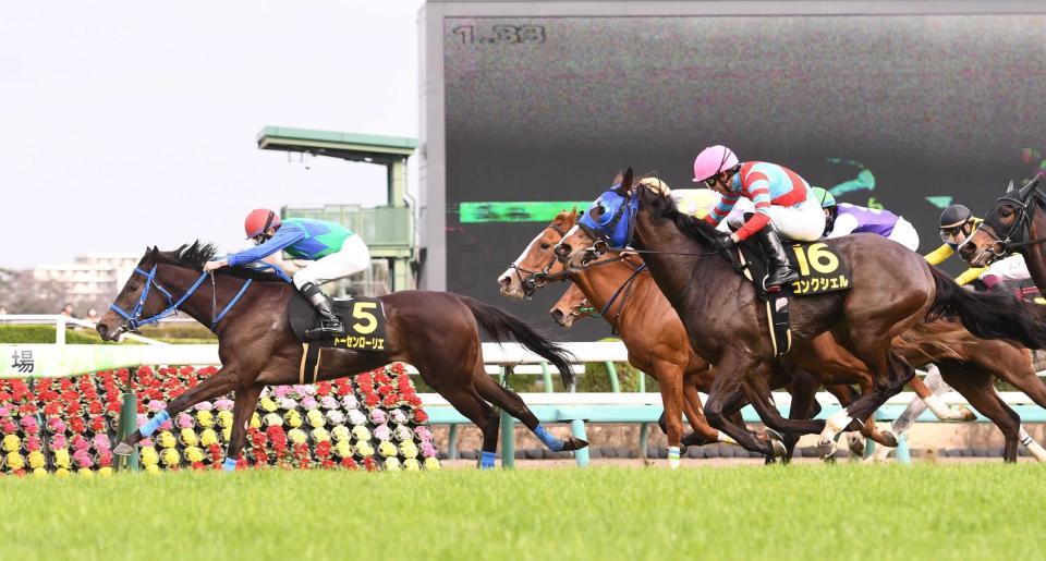 　横綱相撲でライバルを退けたトーセンローリエ（左）＝撮影・園田高夫