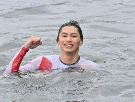 　水神祭で水面に落とされ笑顔の末永和也　