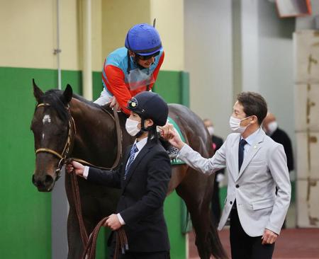 　タマモブラックタイでファルコンＳを制し握手を交わす幸（左）と角田師