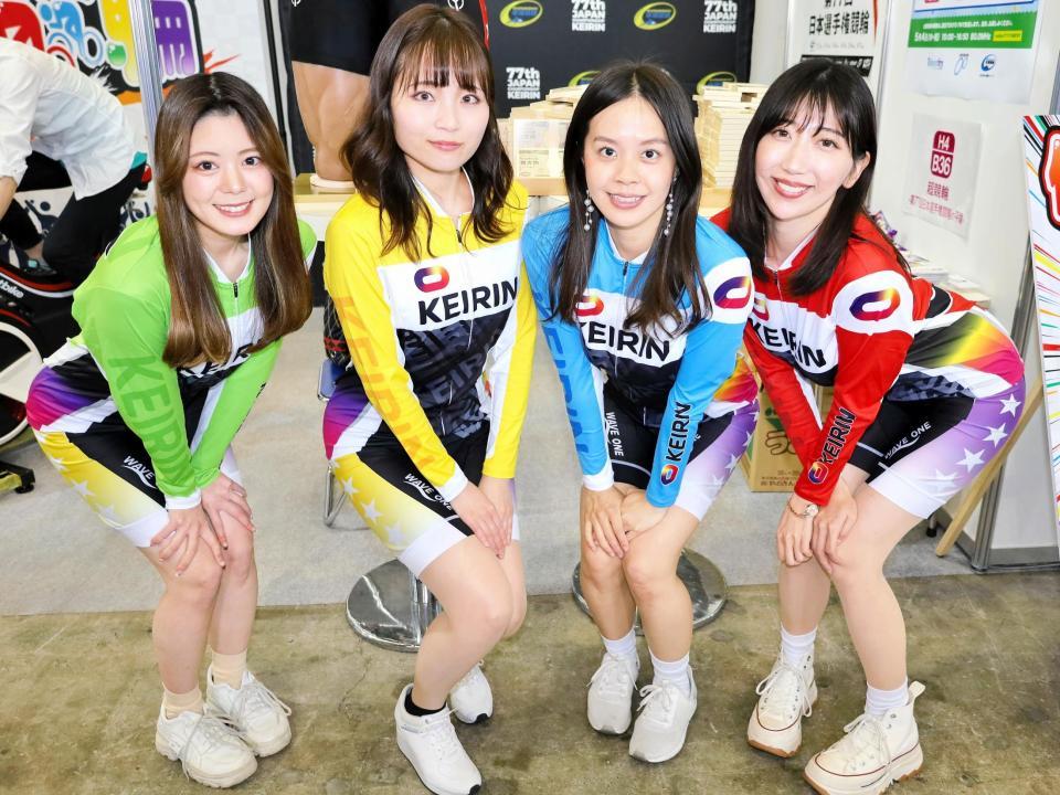 　ニコニコ超会議「超競輪」ブースのコンパニオン（左から）山本もえぎ、鈴森かりん、平塚新那、蒼雪乃