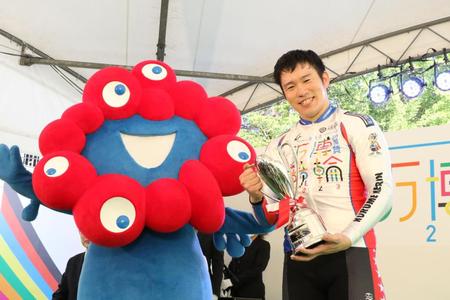 　Ｇ３初出場で優勝し、大阪・関西万博のマスコット「ミャクミャク」と記念撮影する橋本壮史