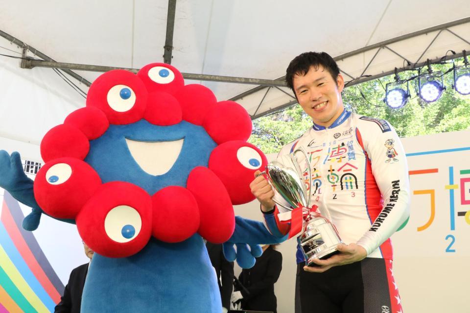 　Ｇ３初出場で優勝し、大阪・関西万博のマスコット「ミャクミャク」と記念撮影する橋本壮史