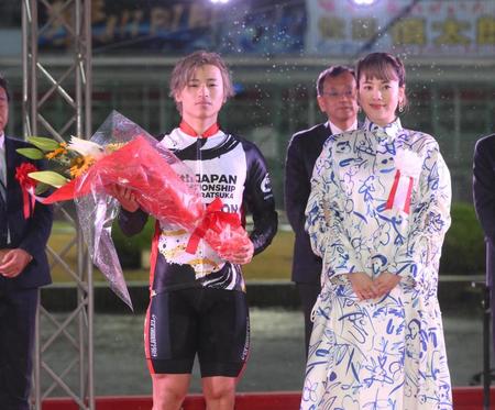 　優勝して花束を手にする山口拳矢。右は筧美和子（撮影・堀内翔）