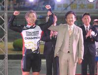 　ポーズを決める山口拳矢。右は父の幸二氏（撮影・堀内翔）